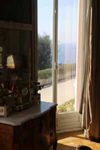 frankreich-offenes-fenster-sonne